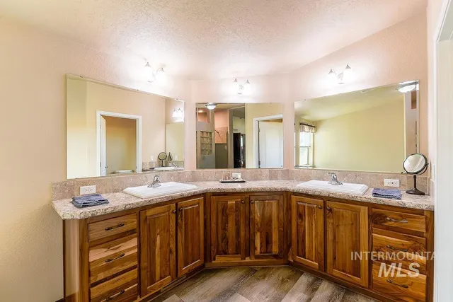 $564,000 | 414 South Garfield Street, Genesee, ID 83832