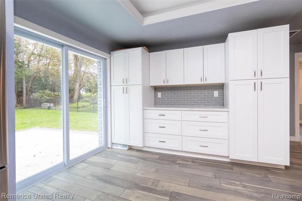 5585 Halsted Road West Bloomfield, MI 48322 - Photo 14 of 37