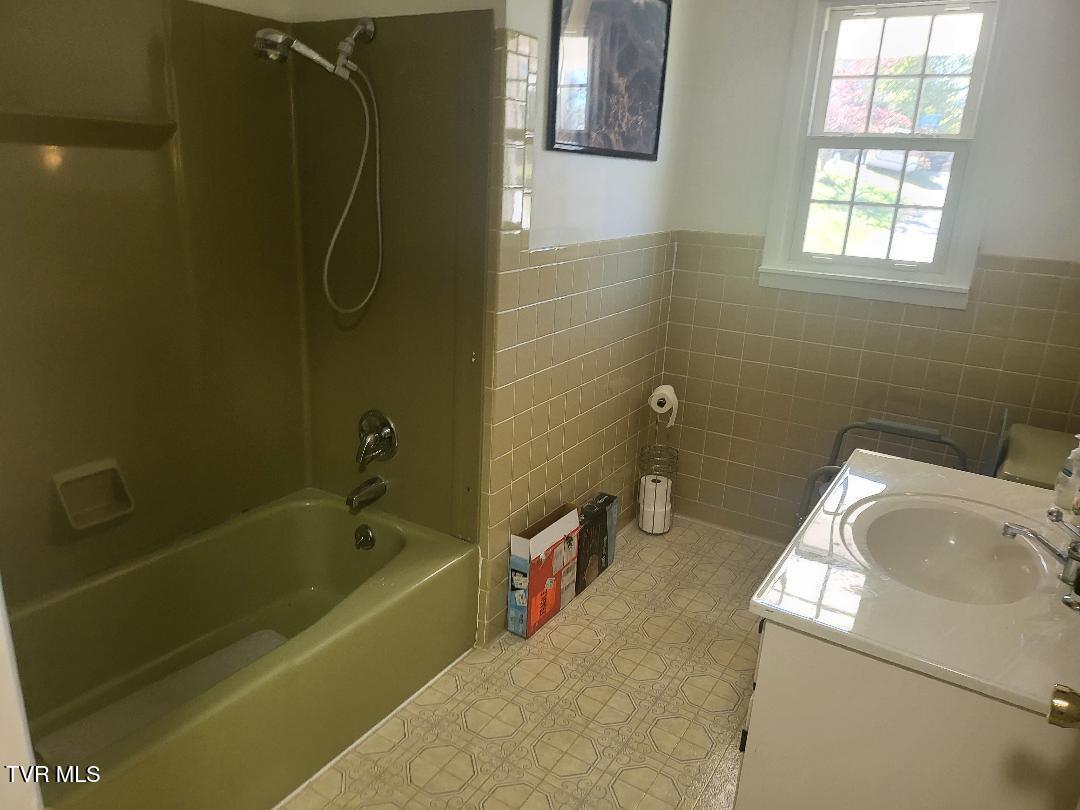 135 Unaka Subdivision Road Elizabethton, TN 37643 - Photo 11 of 21 Unaka upstairs bath