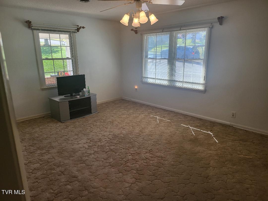 135 Unaka Subdivision Road Elizabethton, TN 37643 - Photo 2 of 21 Unaka Living room