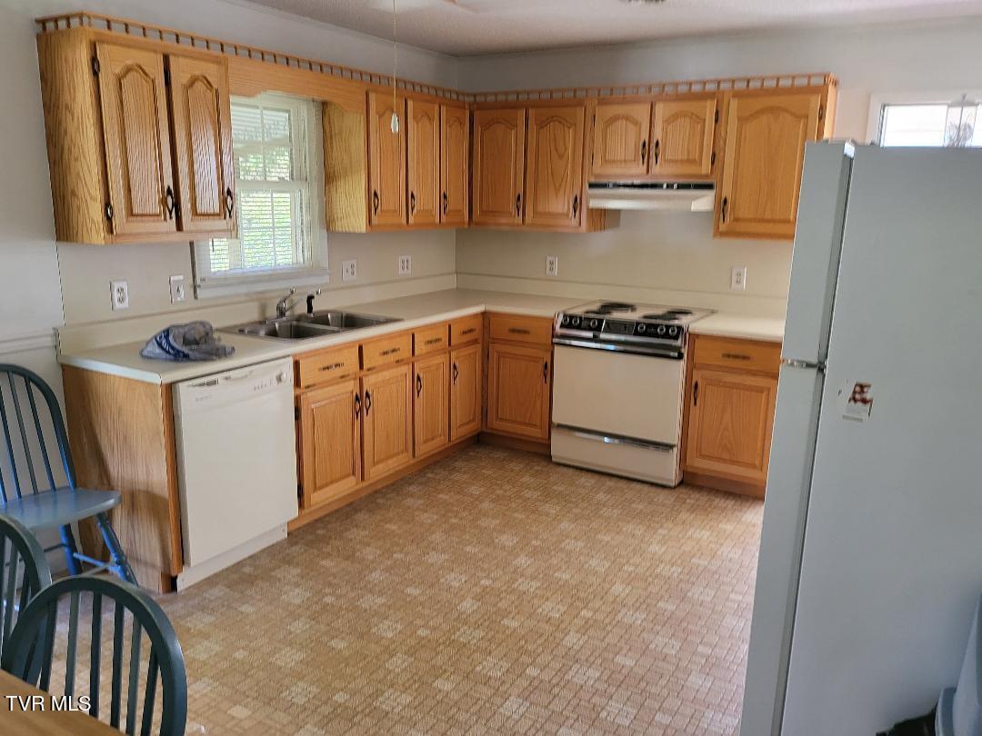 135 Unaka Subdivision Road Elizabethton, TN 37643 - Photo 3 of 21 Unaka Kitchen 2