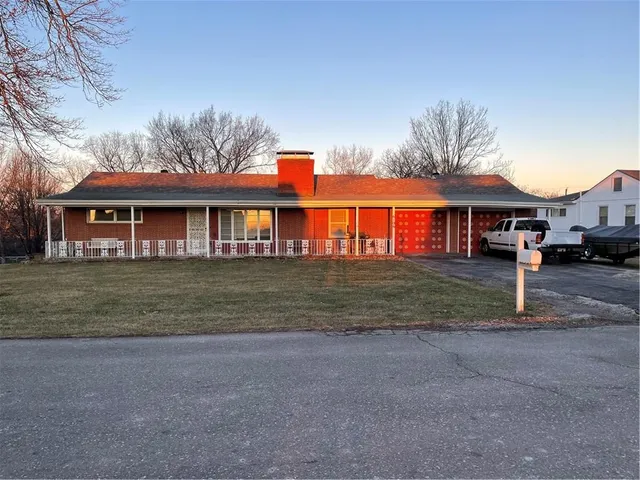 $287,000 | 6106 North Lenox Avenue, Kansas City, MO 64151