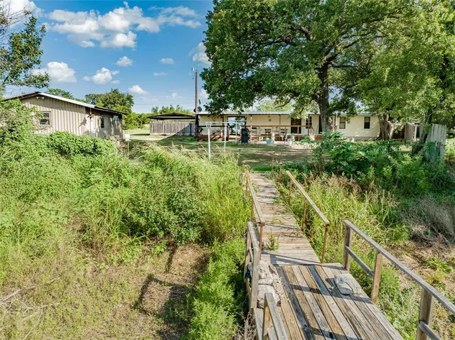 a view of yard with green space