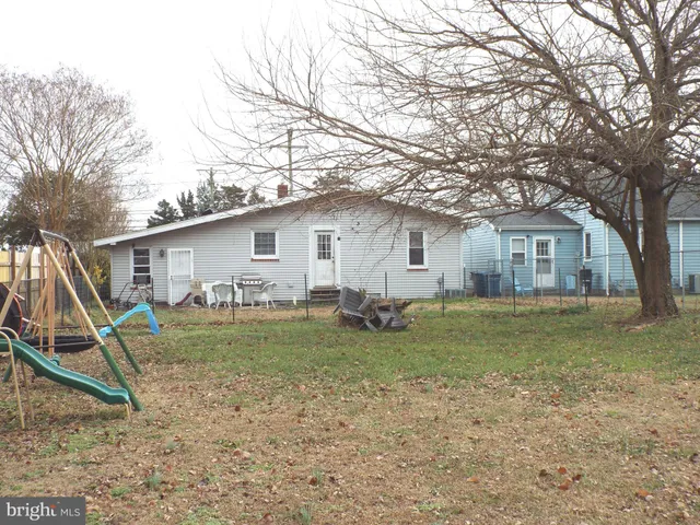 a view of a house with backyard