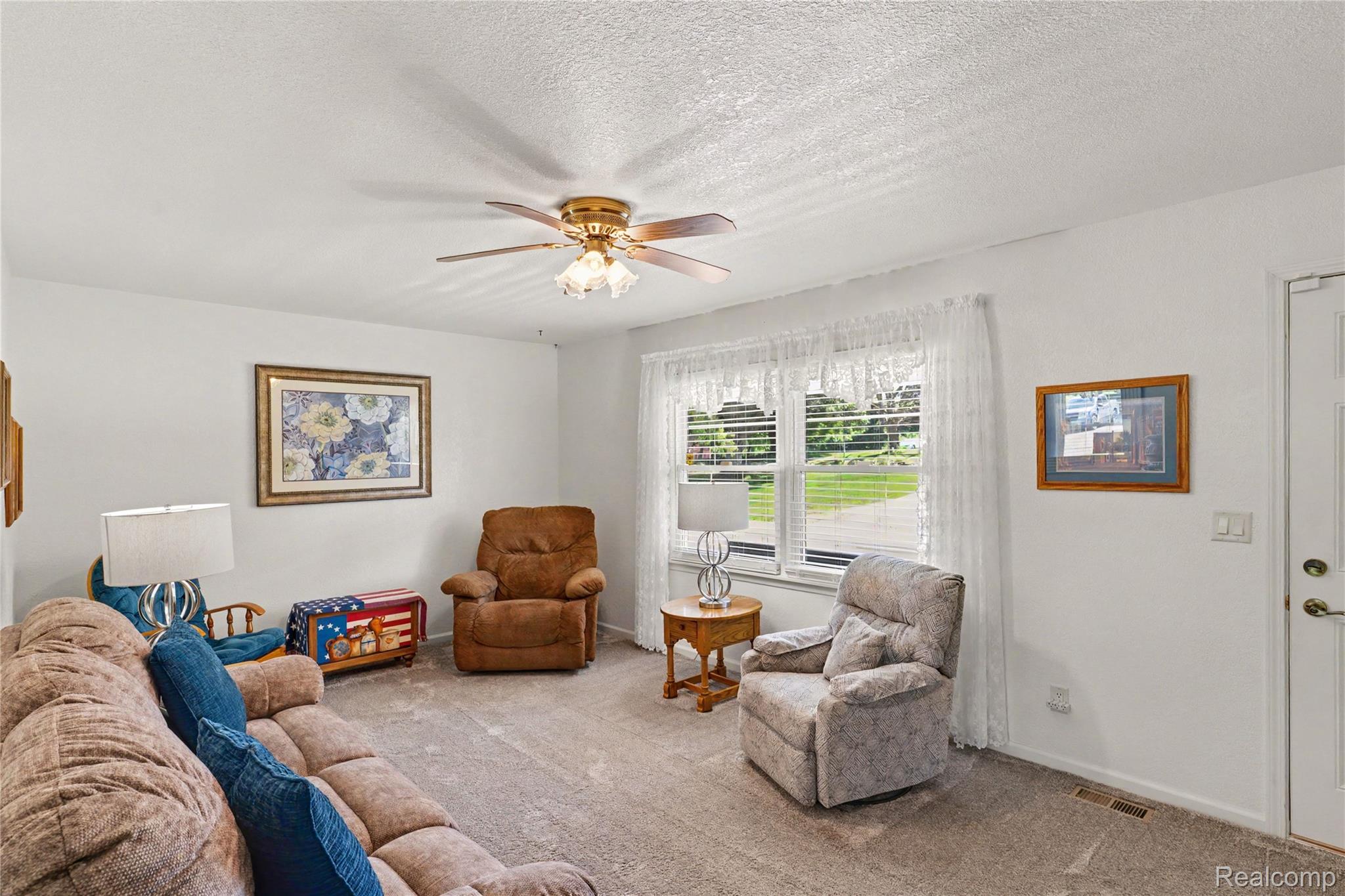 4427 North Washburn Road Davison, MI 48423 - Photo 9 of 37 Living Room.