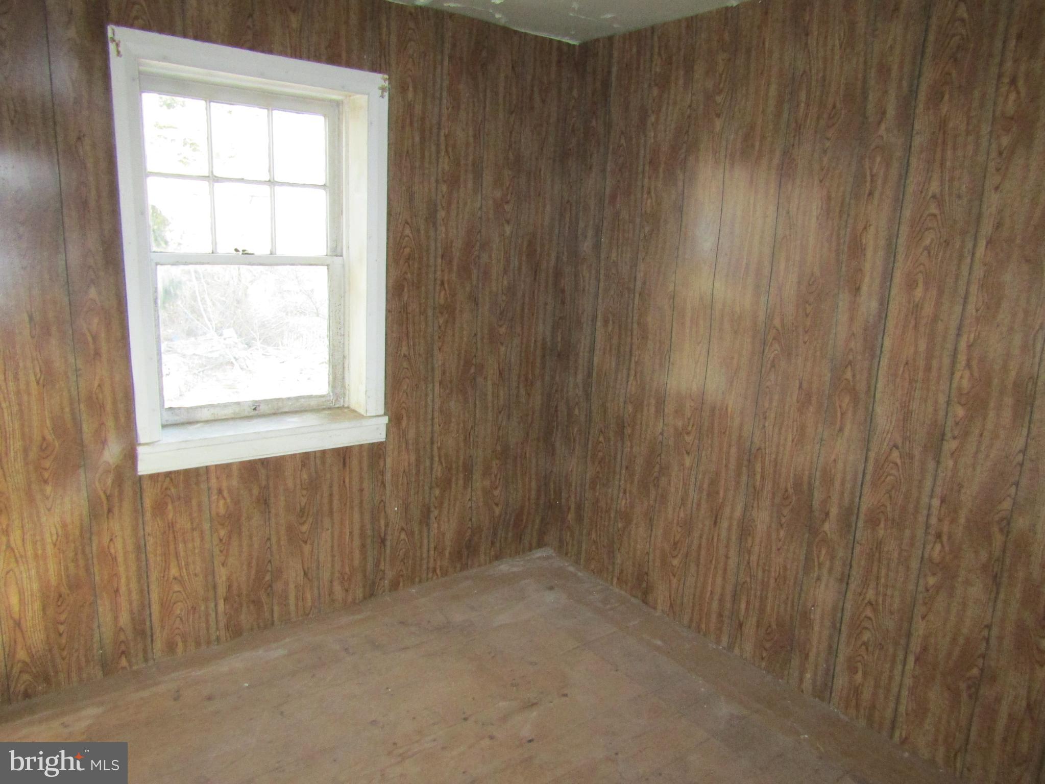 6005 Conover Road Taneytown, MD 21787 - Photo 21 of 30 an empty room with a window