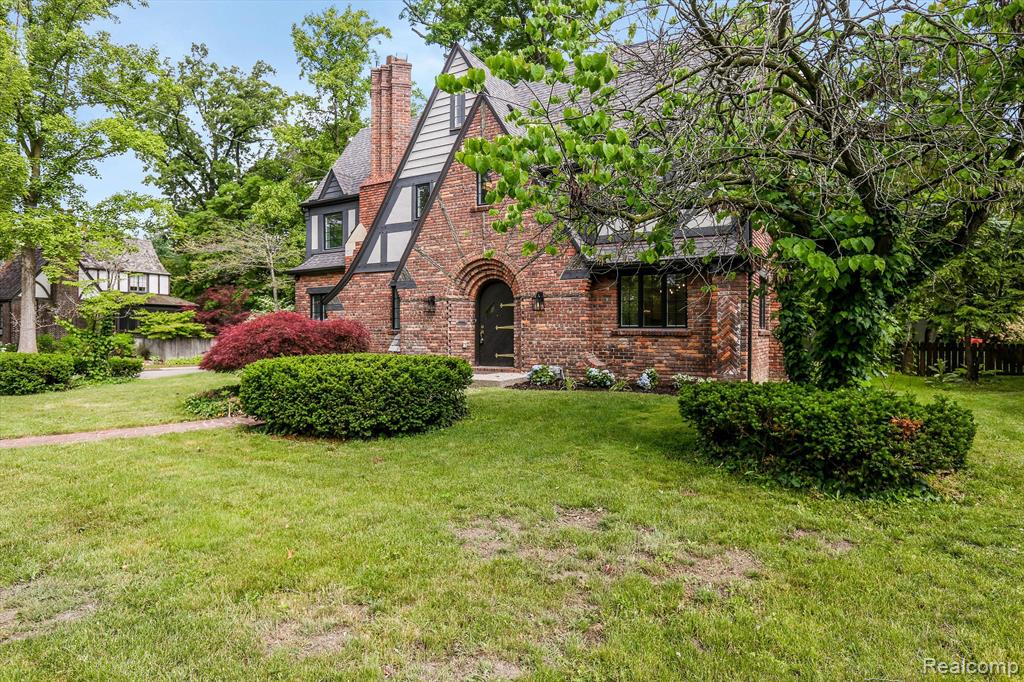 815 Rivenoak Street Birmingham, MI 48009 - Photo 3 of 57