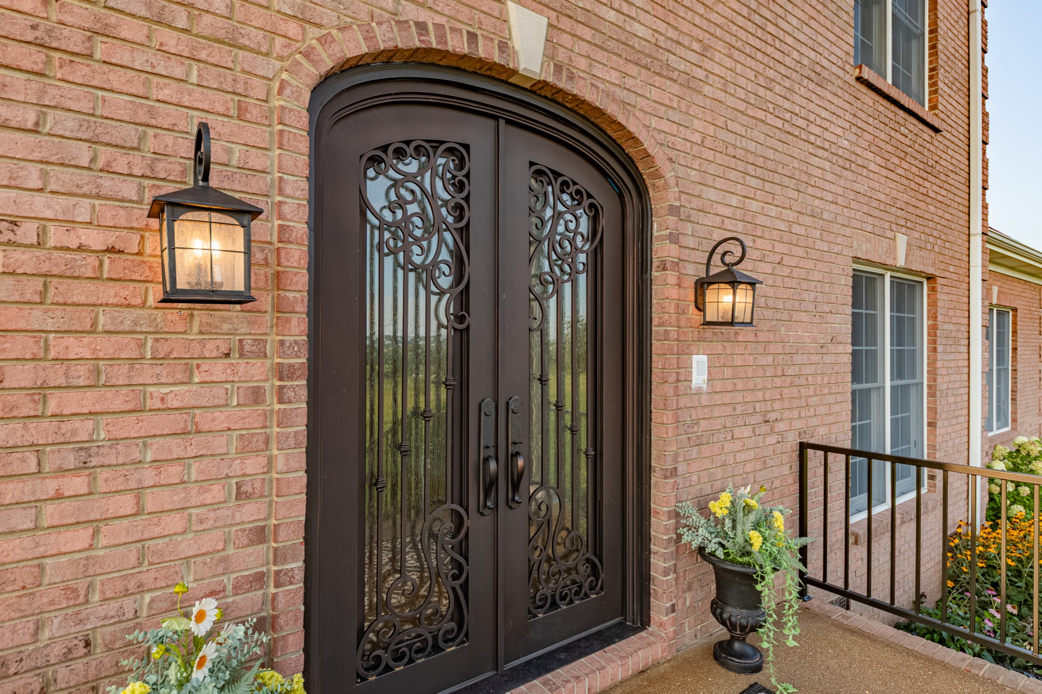 3895 Ostella Road Lewisburg, TN 37091 - Photo 14 of 100 a front view of a house with a garden
