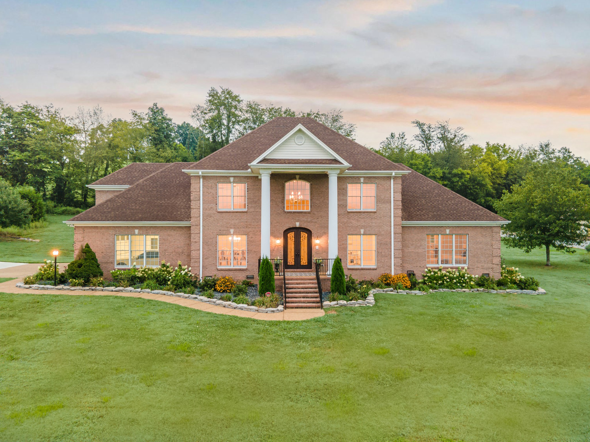 3895 Ostella Road Lewisburg, TN 37091 - Photo 5 of 100 a front view of a house with a garden