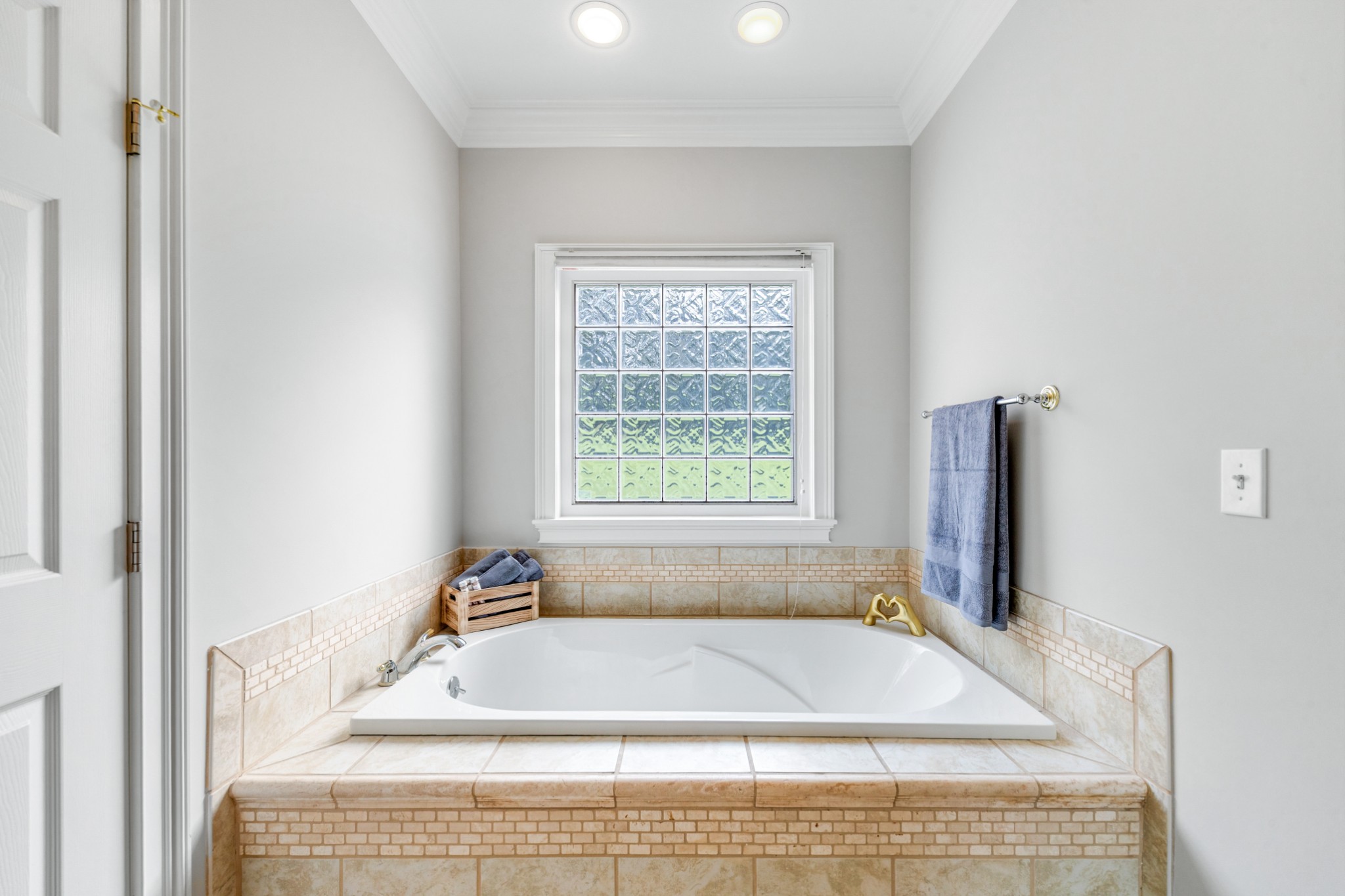 3895 Ostella Road Lewisburg, TN 37091 - Photo 57 of 100 a bathroom with a bathtub and window