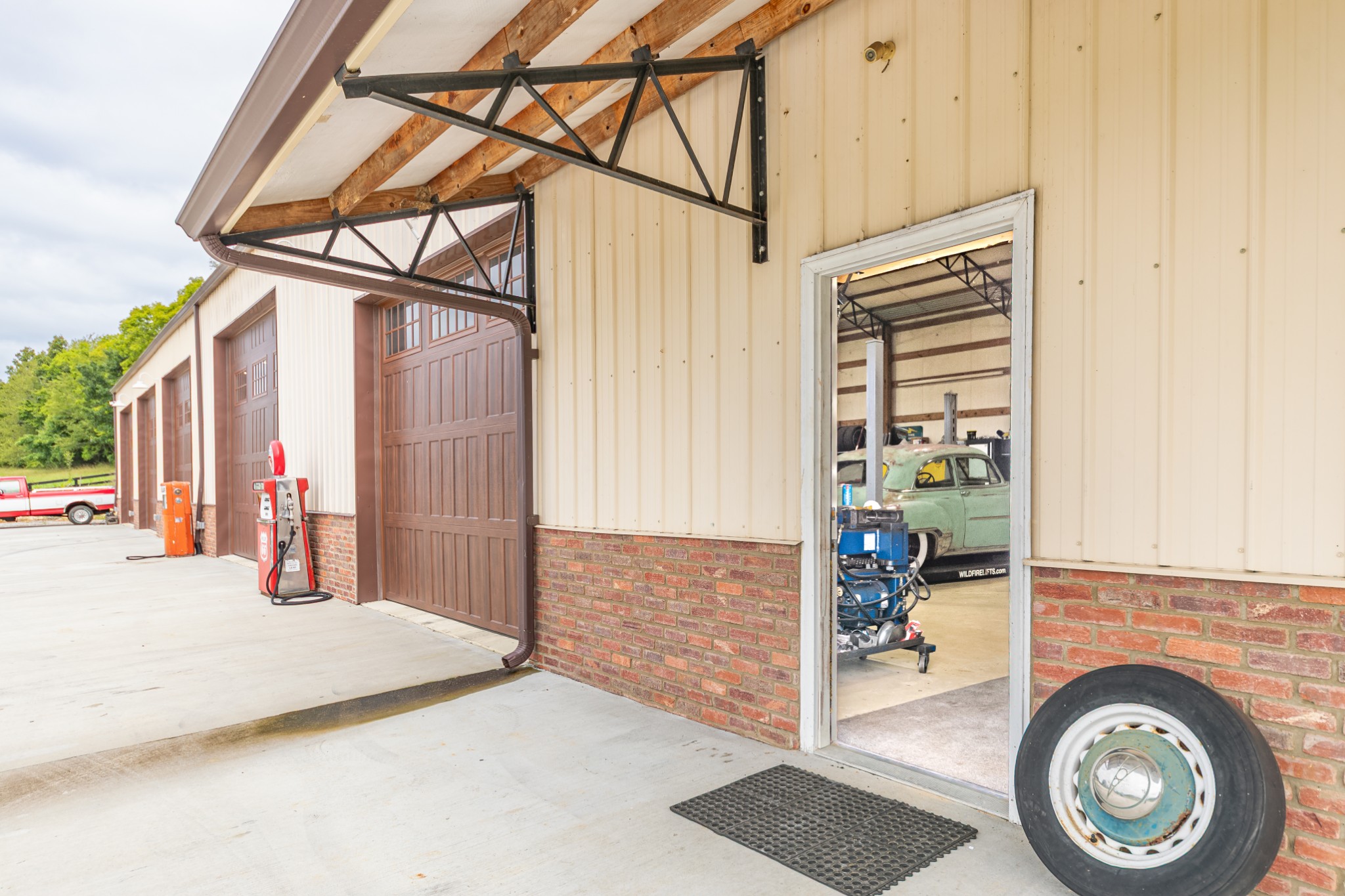 3895 Ostella Road Lewisburg, TN 37091 - Photo 89 of 100 a view of a hallway with washer and dryer