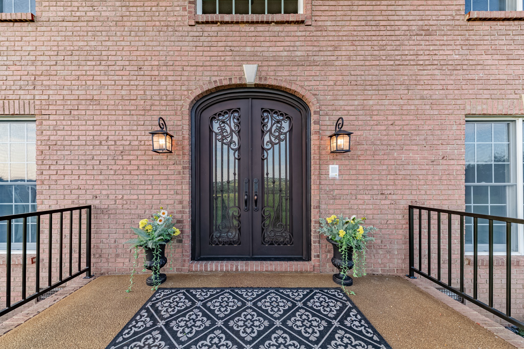 3895 Ostella Road Lewisburg, TN 37091 - Photo 10 of 100 a front view of a house with potted plants