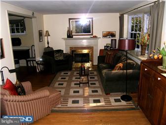 59 West Chelfield Road Glenside, PA 19038 - Photo 2 of 10 Living Room