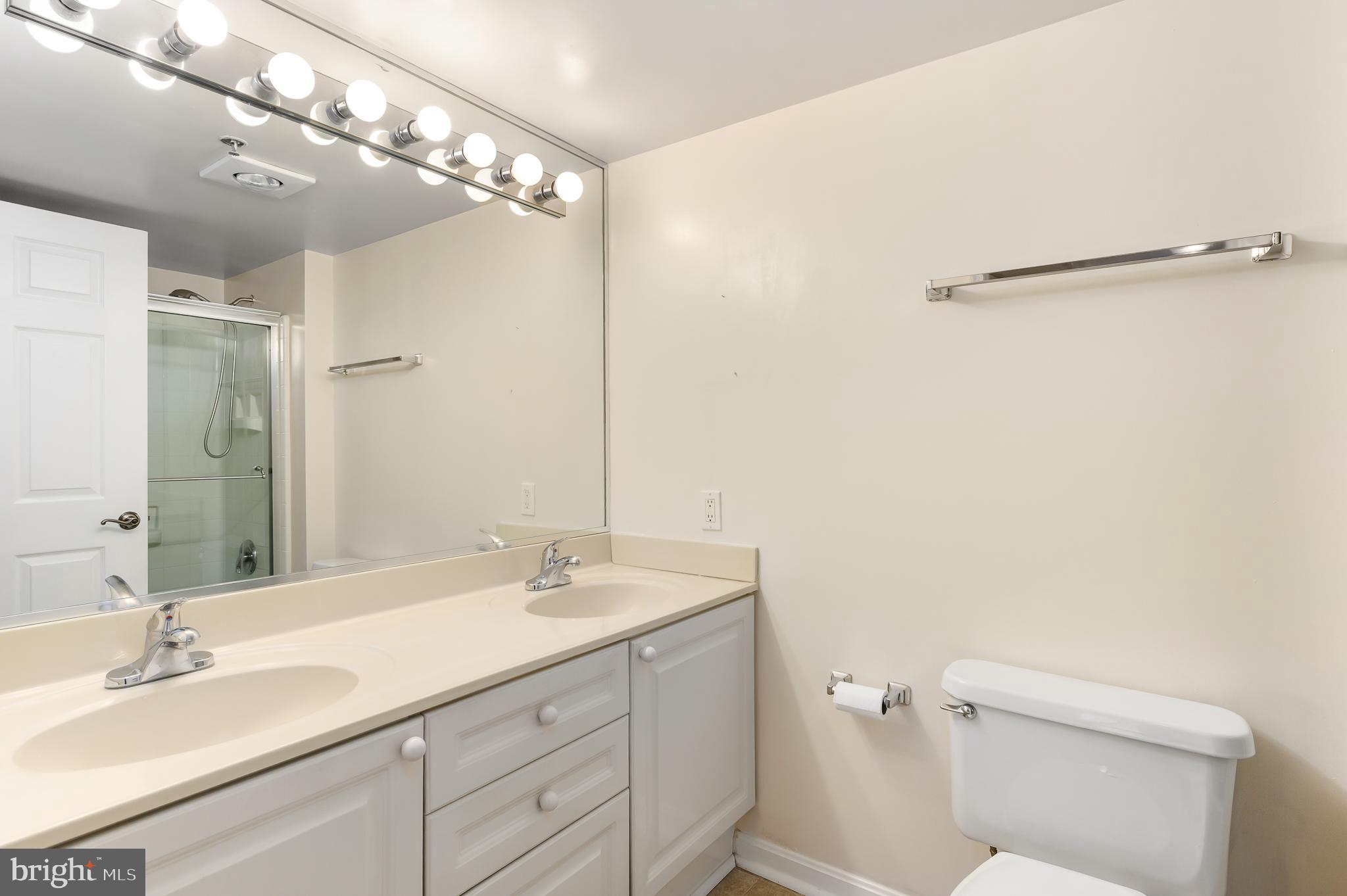 19385 Cypress Ridge Terrace, Unit 519 Leesburg, VA 20176 - Photo 19 of 43 Owner's Bathroom