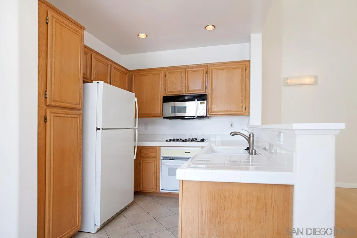 5558 Renaissance Avenue, Unit 1 San Diego, CA 92122 - Photo 8 of 36