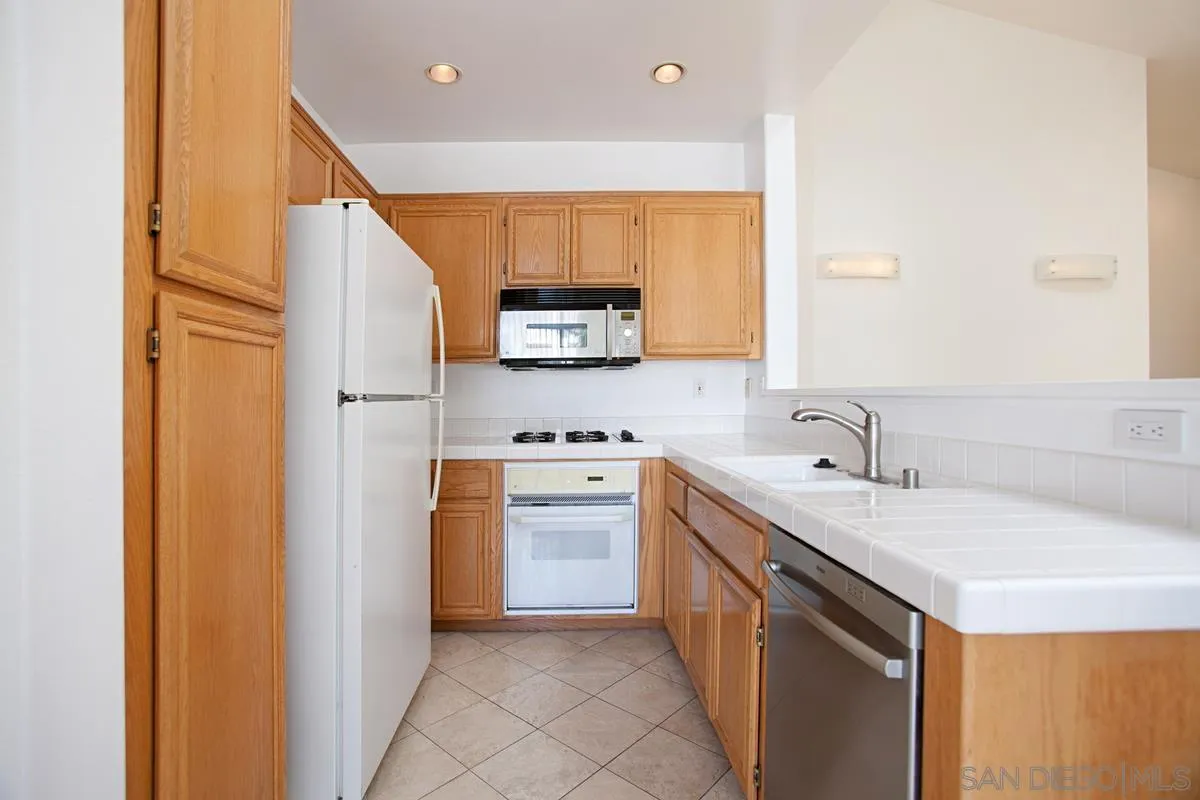 5558 Renaissance Avenue, Unit 1 San Diego, CA 92122 - Photo 9 of 36
