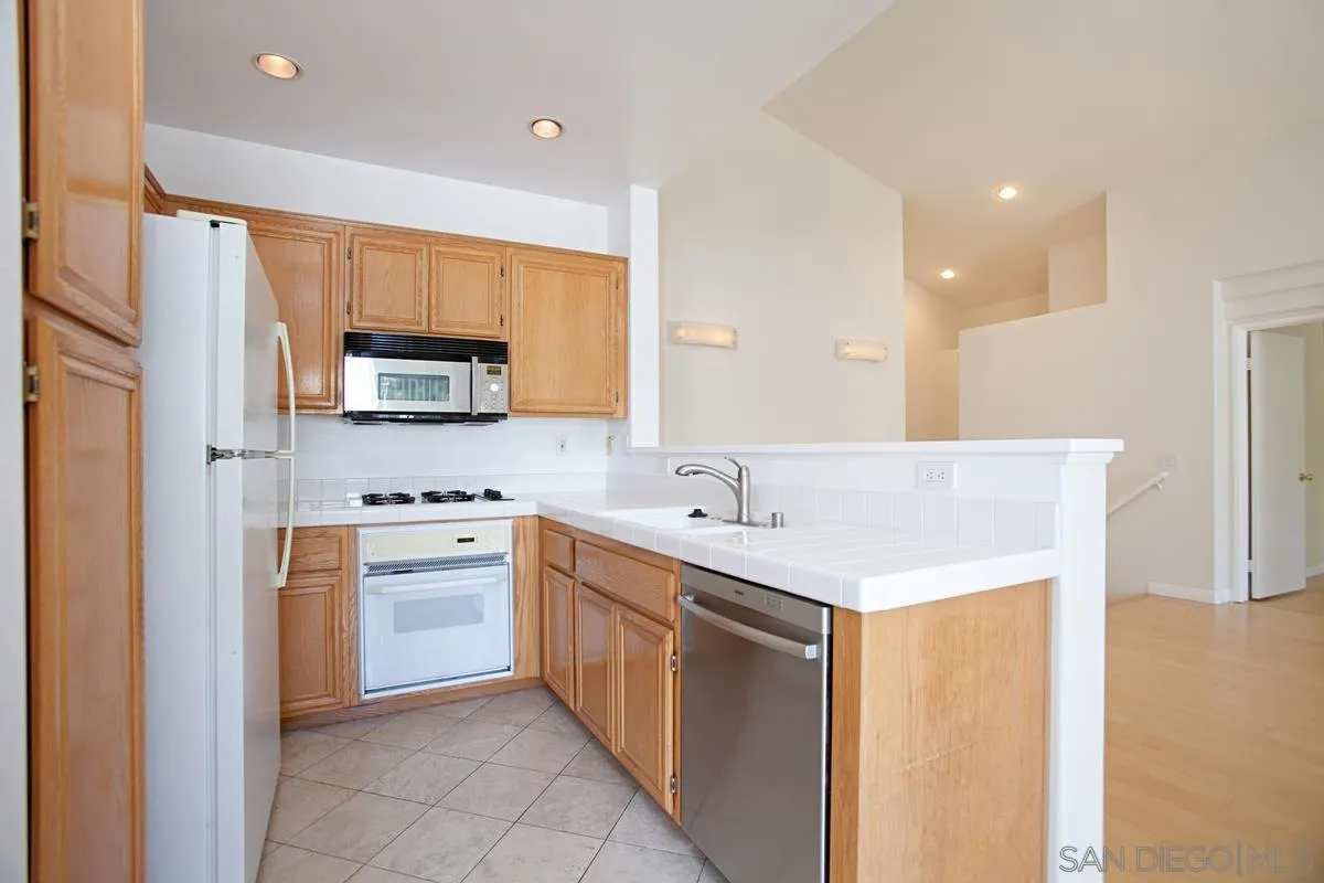 5558 Renaissance Avenue, Unit 1 San Diego, CA 92122 - Photo 10 of 36
