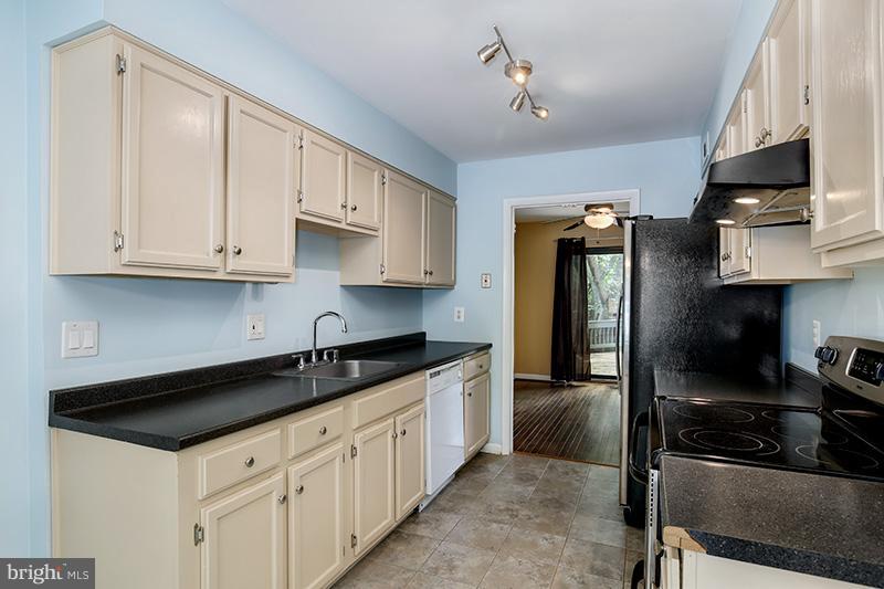 2044 Golf Course Drive Reston, VA 20191 - Photo 11 of 30 Kitchen