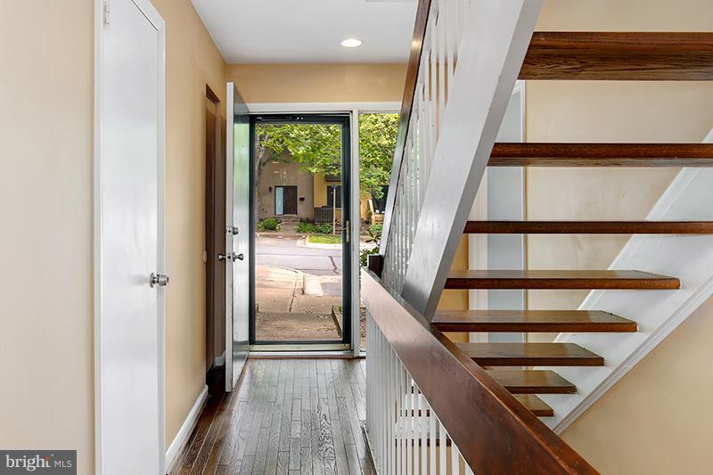 2044 Golf Course Drive Reston, VA 20191 - Photo 3 of 30 Interior (General)