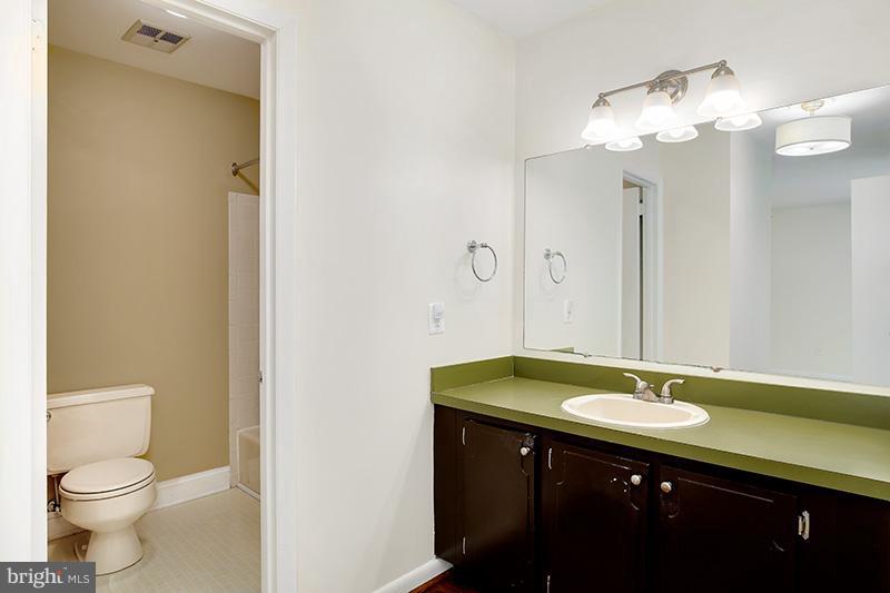 2044 Golf Course Drive Reston, VA 20191 - Photo 27 of 30 Bath