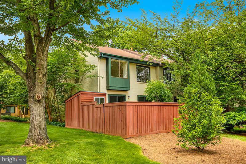 2044 Golf Course Drive Reston, VA 20191 - Photo 30 of 30 Exterior (Rear)