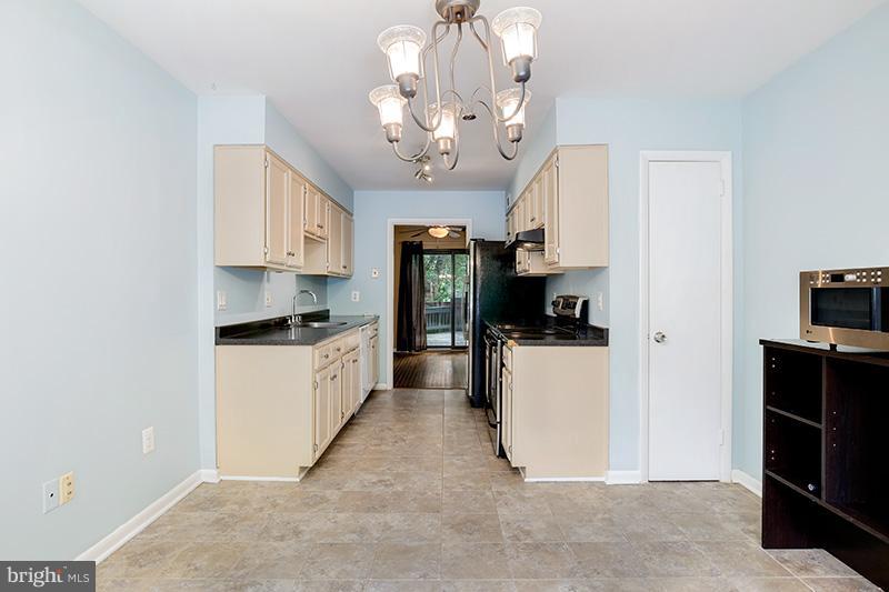 2044 Golf Course Drive Reston, VA 20191 - Photo 7 of 30 Kitchen