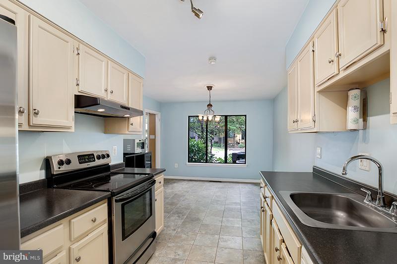 2044 Golf Course Drive Reston, VA 20191 - Photo 8 of 30 Kitchen
