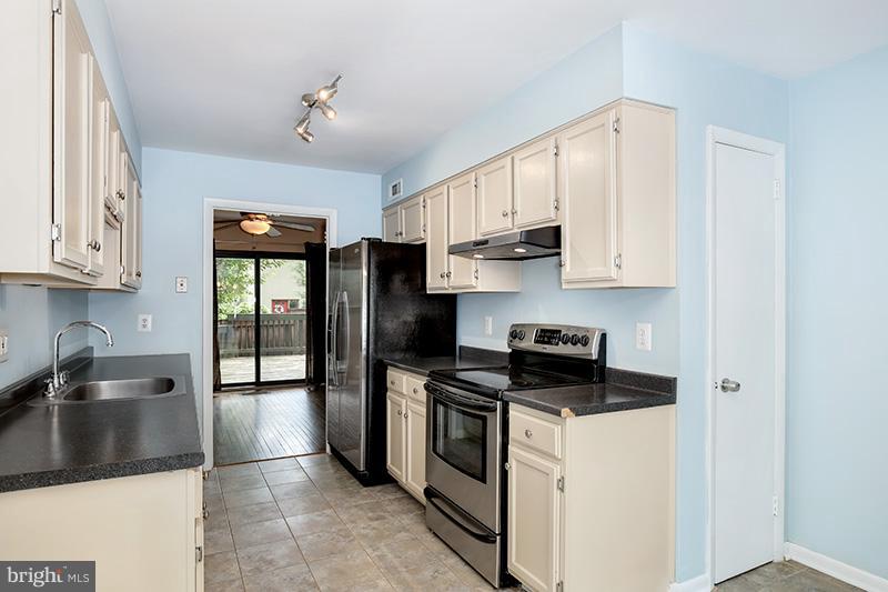 2044 Golf Course Drive Reston, VA 20191 - Photo 10 of 30 Kitchen