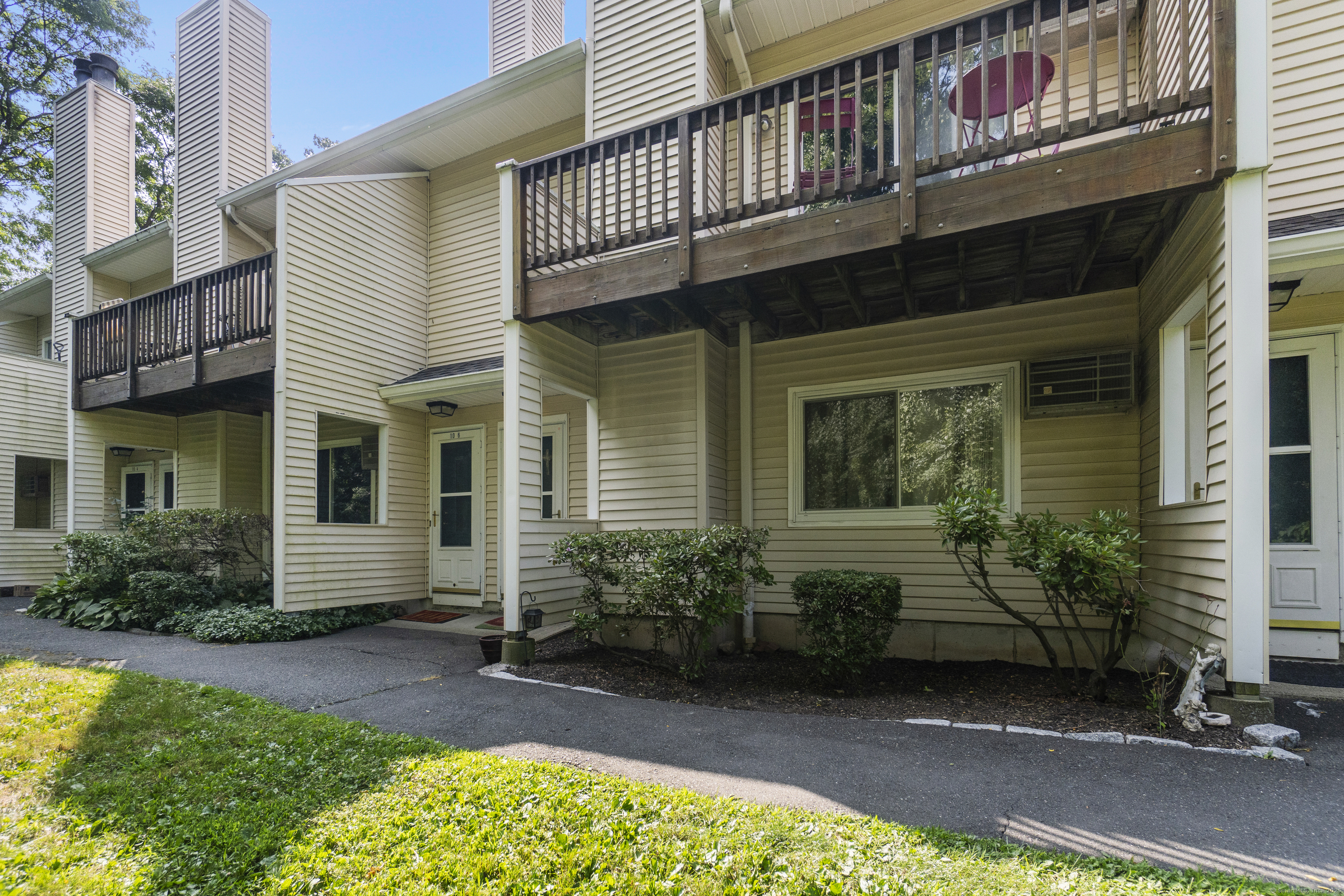 8 Rose Lane, Unit 105 Danbury, CT 06811 - Photo 16 of 20 a front view of a house