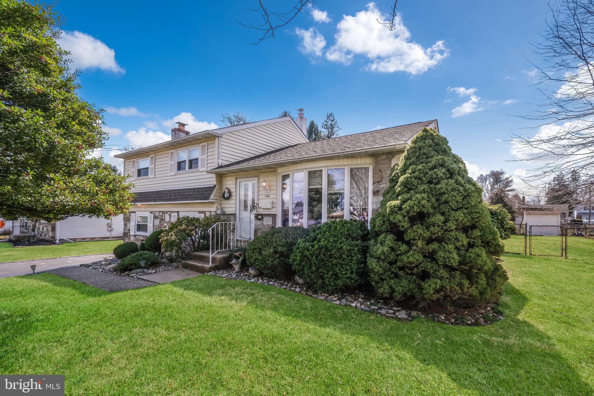 746 Violet Road Warminster, PA 18974 - Photo 1 of 31 Gallery Image 1