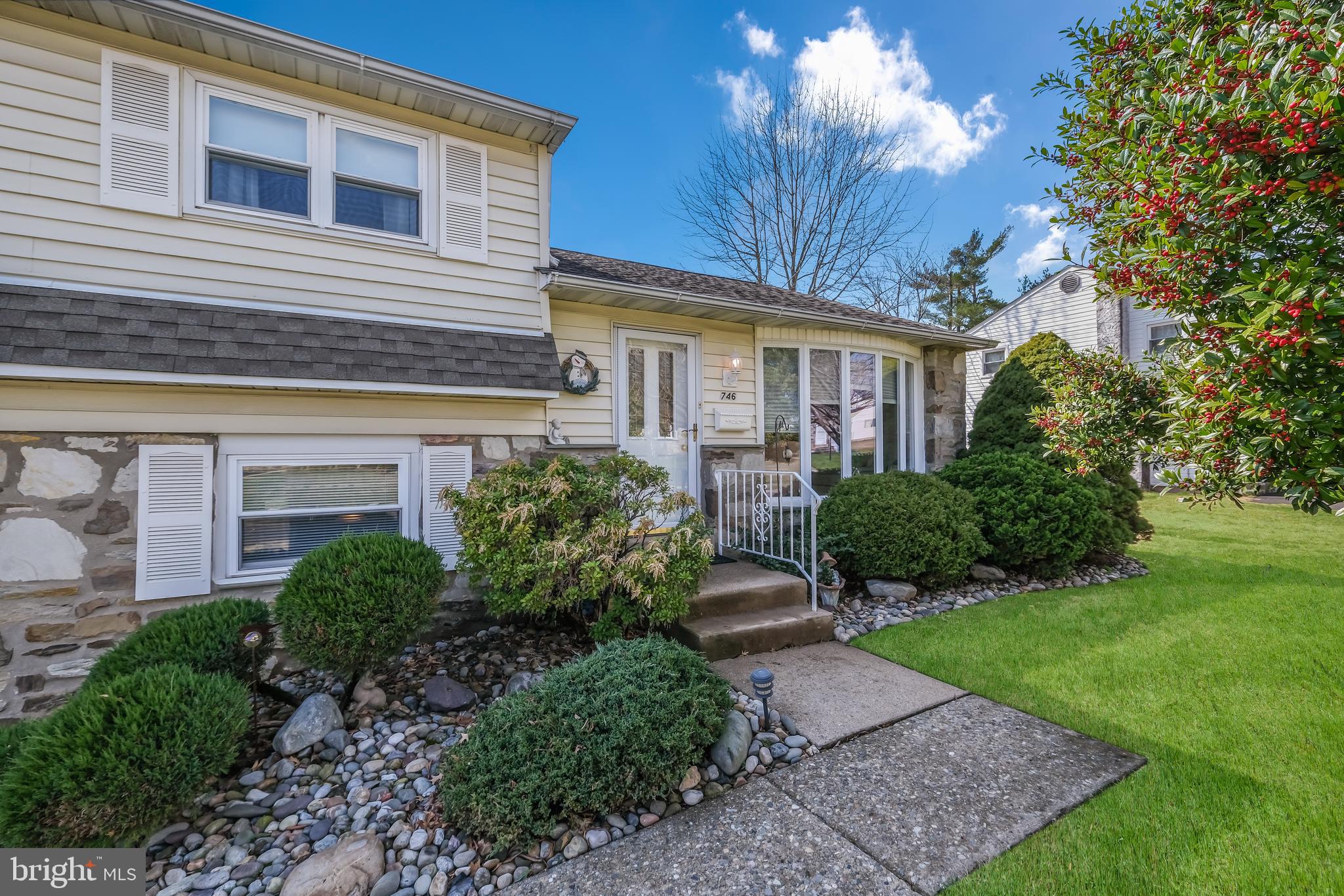 746 Violet Road Warminster, PA 18974 - Photo 2 of 31 Gallery Image 2