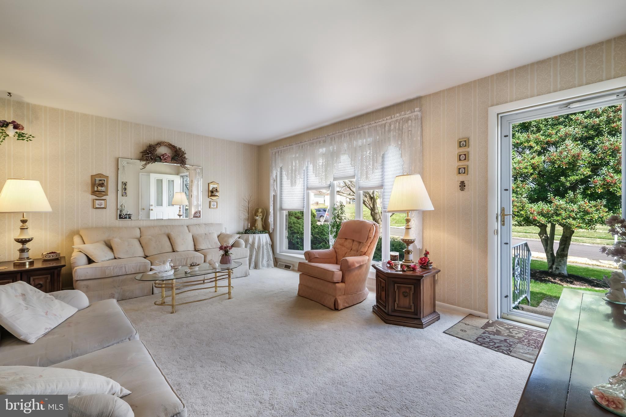746 Violet Road Warminster, PA 18974 - Photo 4 of 31 Gallery Image 4