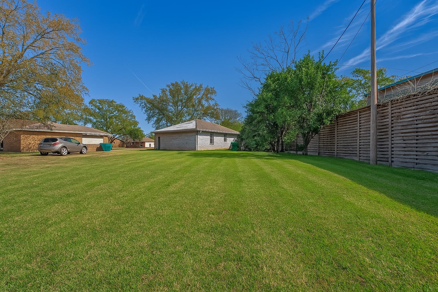 7315 Housman Houston, TX 77055 - Photo 4 of 49 abundance parking and greenspace on both sides of driveway