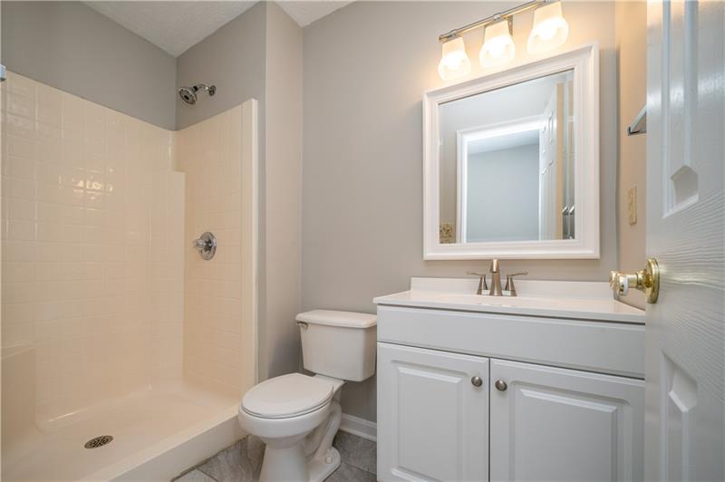 7 Wellington Court McKees Rocks, PA 15136 - Photo 13 of 25 Beautifully updated master bath.