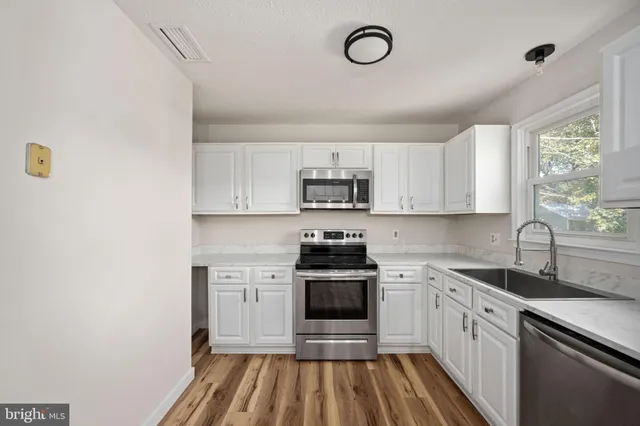 a en suite bathroom with a sink and a mirror