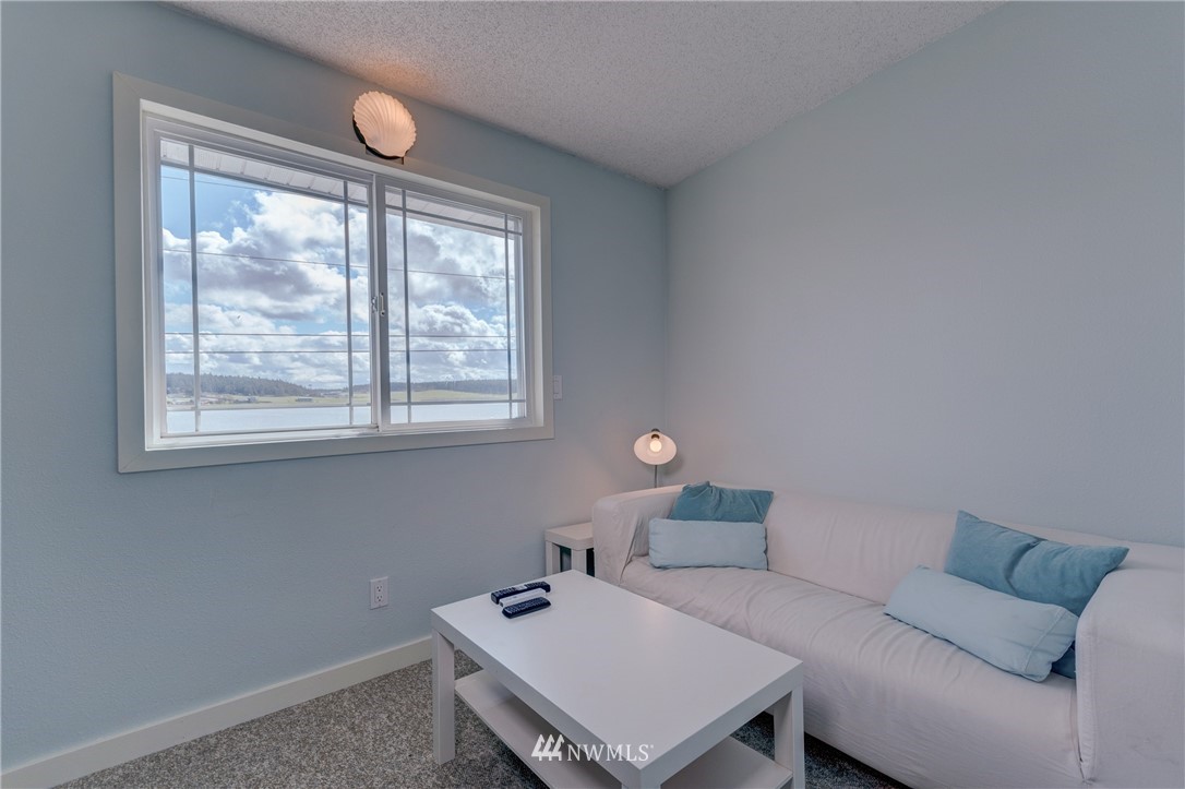 2575 West Beach Road Oak Harbor, WA 98277 - Photo 18 of 25 a living room with furniture and a window