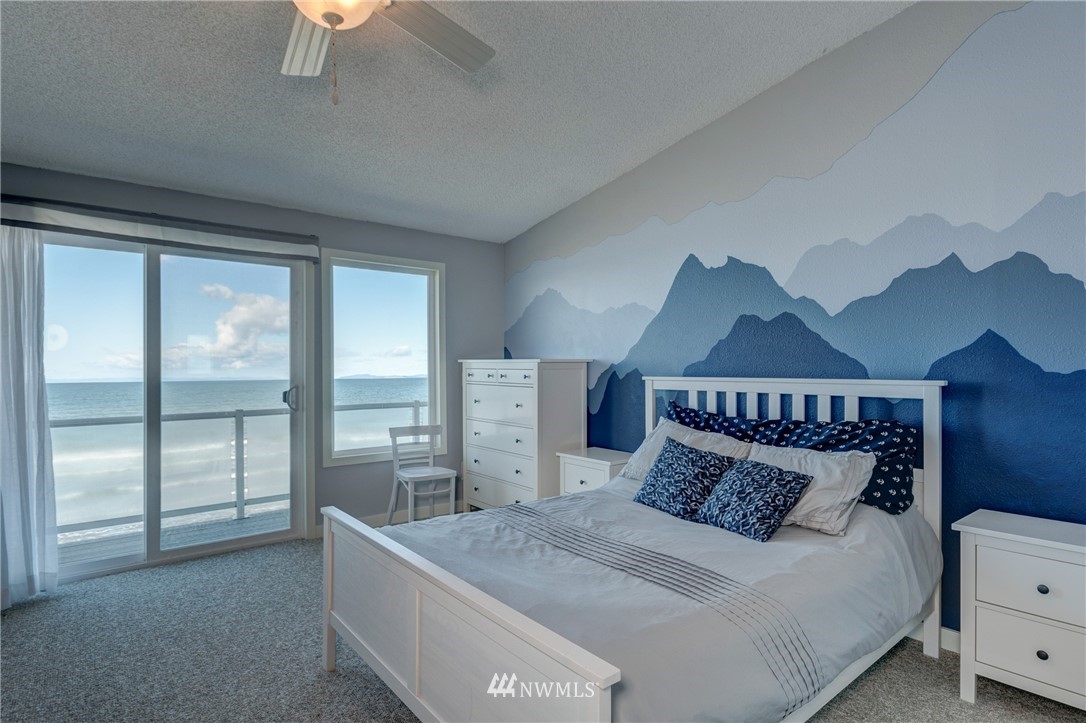 2575 West Beach Road Oak Harbor, WA 98277 - Photo 19 of 25 a bed sitting in a bedroom next to a window