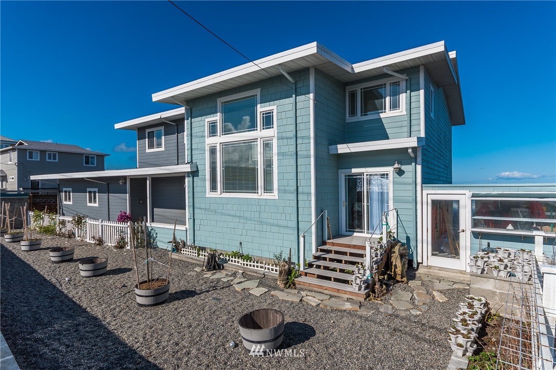 2575 West Beach Road Oak Harbor, WA 98277 - Photo 4 of 25 a front view of a house with patio