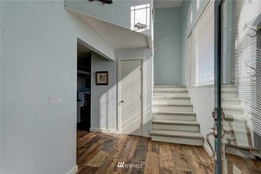2575 West Beach Road Oak Harbor, WA 98277 - Photo 5 of 25 a view of entryway with wooden floor