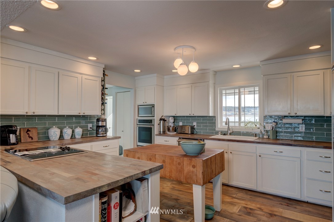 2575 West Beach Road Oak Harbor, WA 98277 - Photo 8 of 25 a kitchen with sink and refrigerator