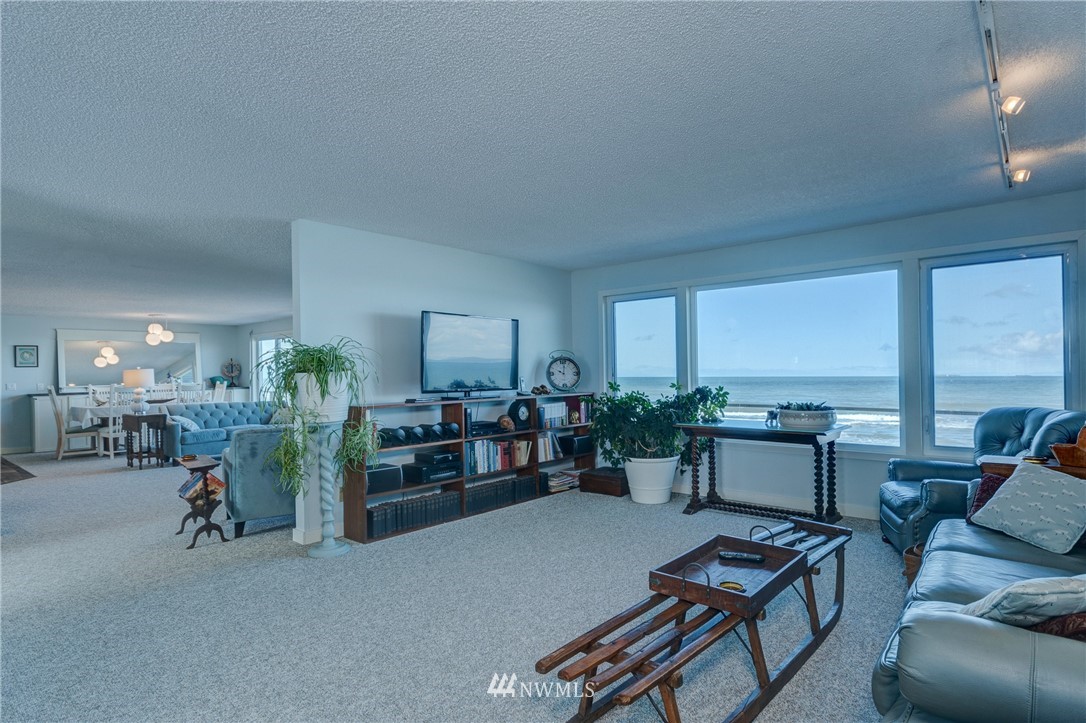 2575 West Beach Road Oak Harbor, WA 98277 - Photo 10 of 25 a view of a livingroom with furniture and a window