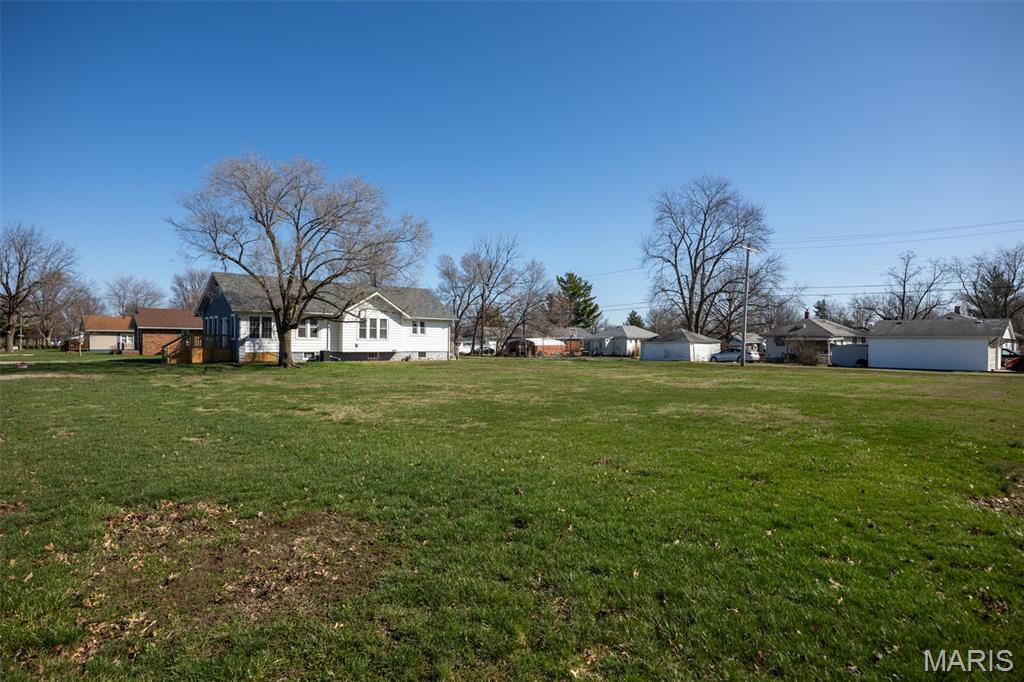 705 North Macoupin Street Gillespie, IL 62033 - Photo 12 of 34