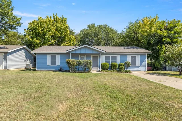 $250,000 | 102 Northeast Murphy Road, Burleson, TX 76028