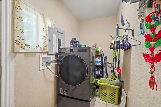 $250,000 | 102 Northeast Murphy Road, Burleson, TX 76028