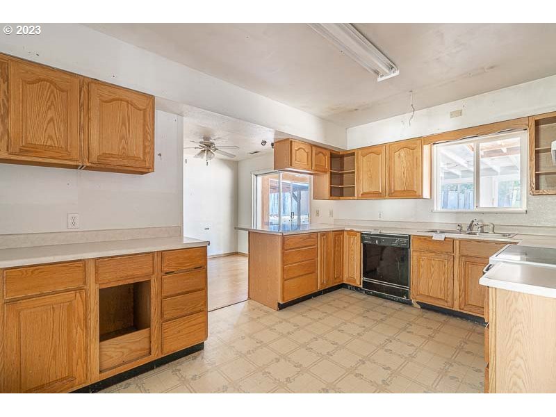 438 Northwest Douglas Street Dallas, OR 97338 - Photo 12 of 43