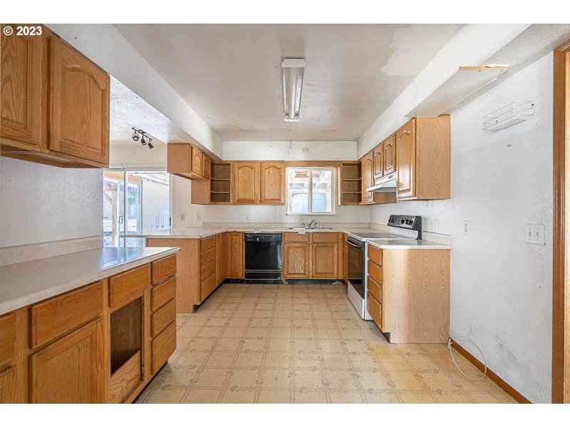 438 Northwest Douglas Street Dallas, OR 97338 - Photo 13 of 43