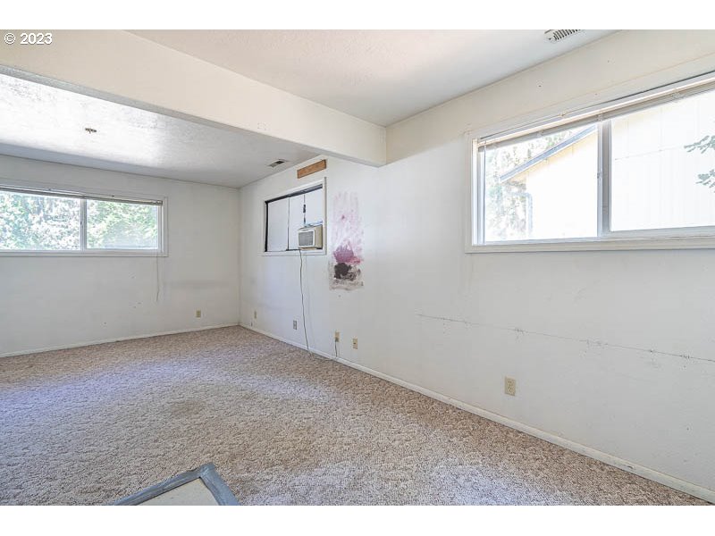 438 Northwest Douglas Street Dallas, OR 97338 - Photo 22 of 43