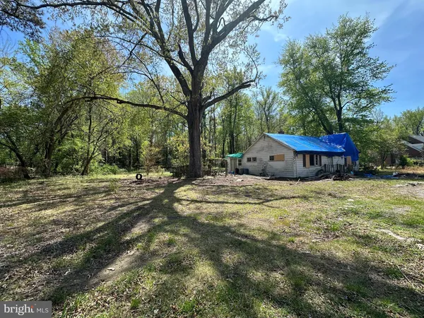 a view of a outdoor space with a house