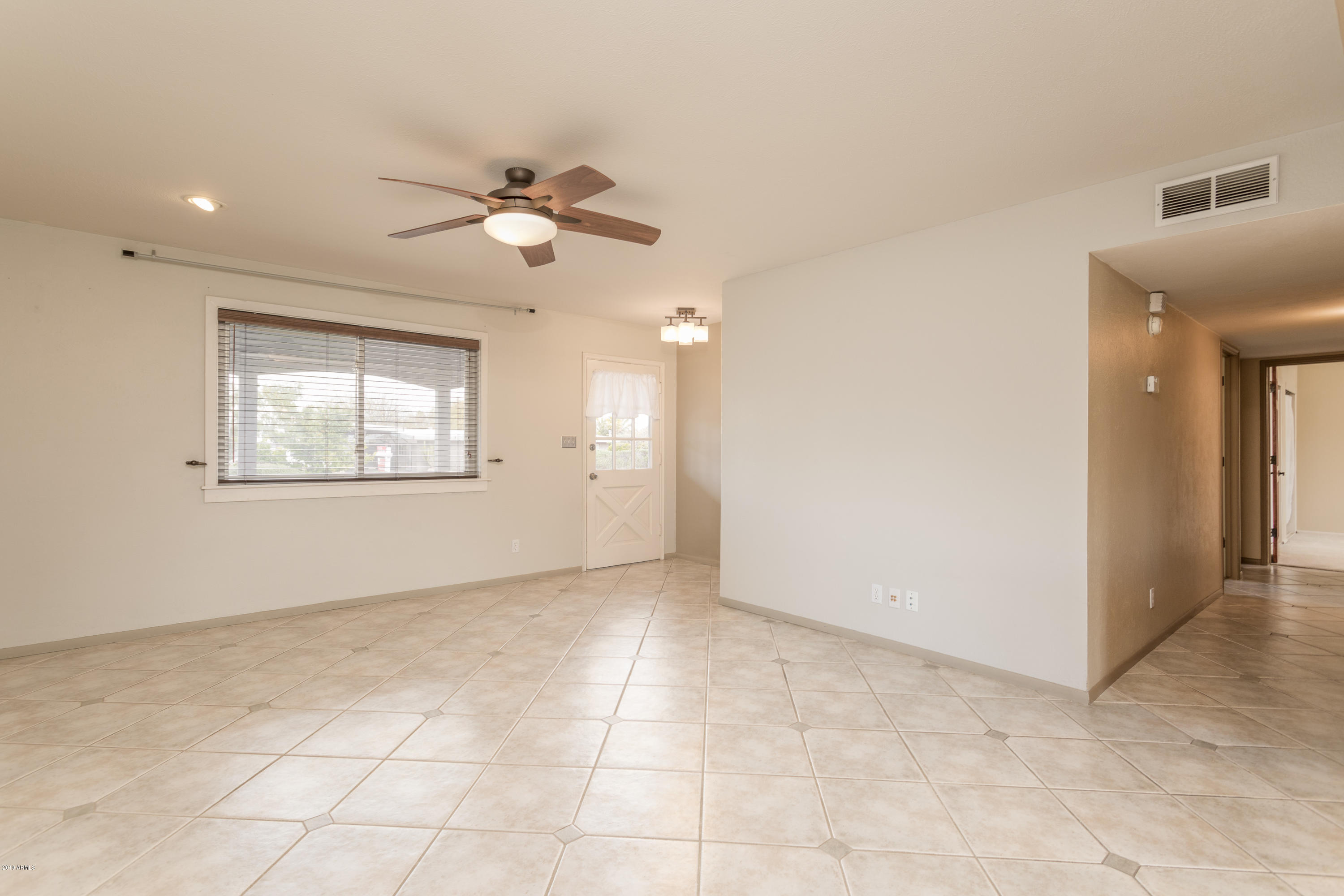 3401 East Mountain View Road Phoenix, AZ 85028 - Photo 7 of 33 AZA_Listing_3401_MountainViewRd_Images-5
