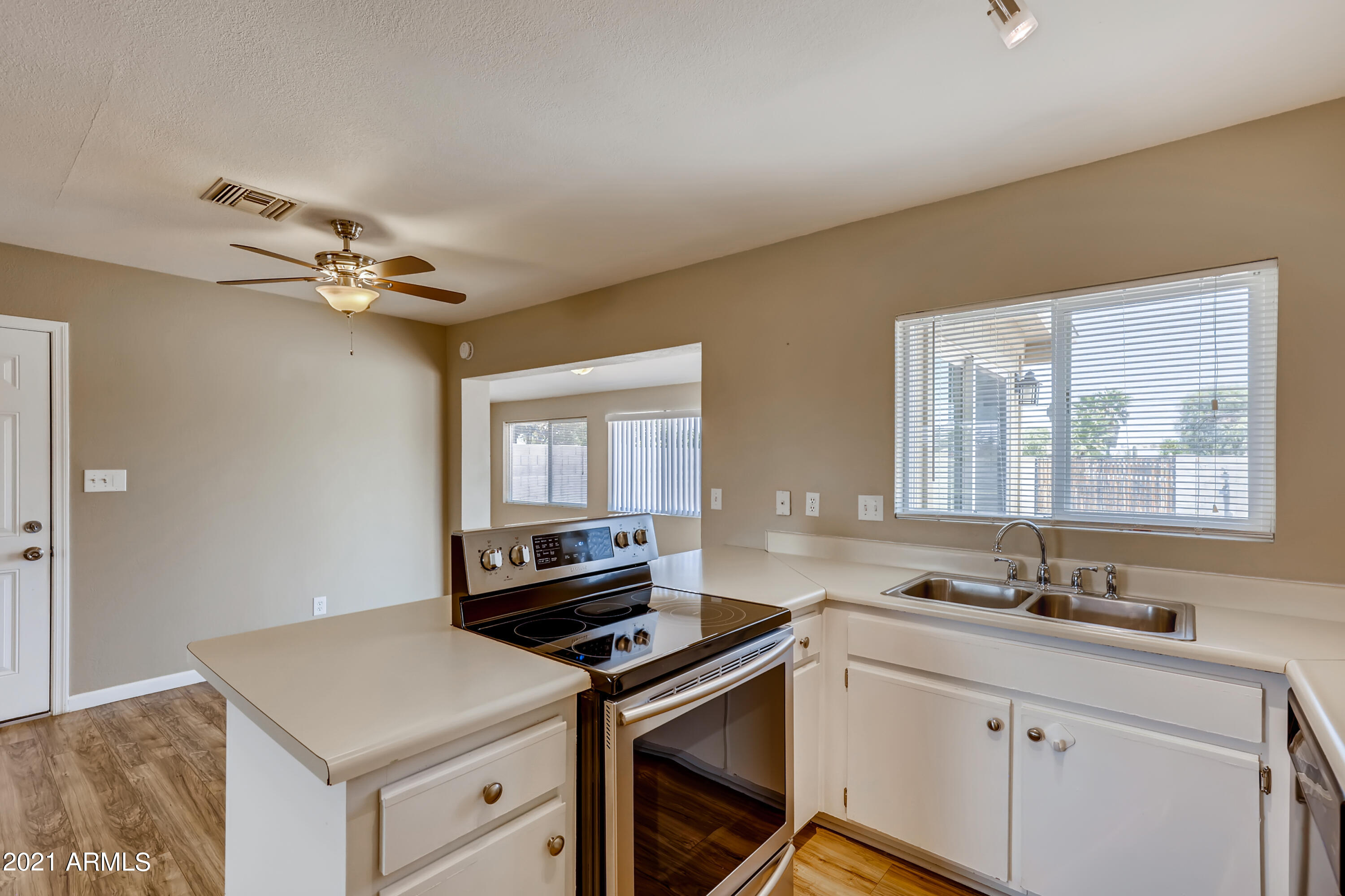 902 West St John Road Phoenix, AZ 85023 - Photo 11 of 32 11-503574336-18 Kitchen